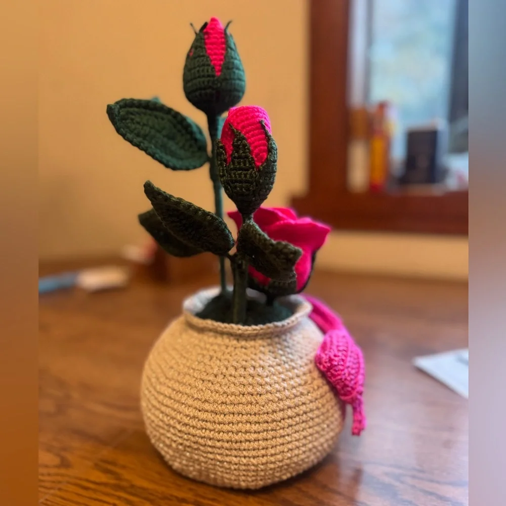 Handcrafted Pink Rose Crochet Vase‎
